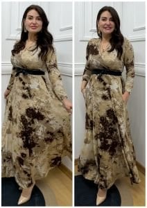 V057-Krem kahve batik desen maksiboy elbise